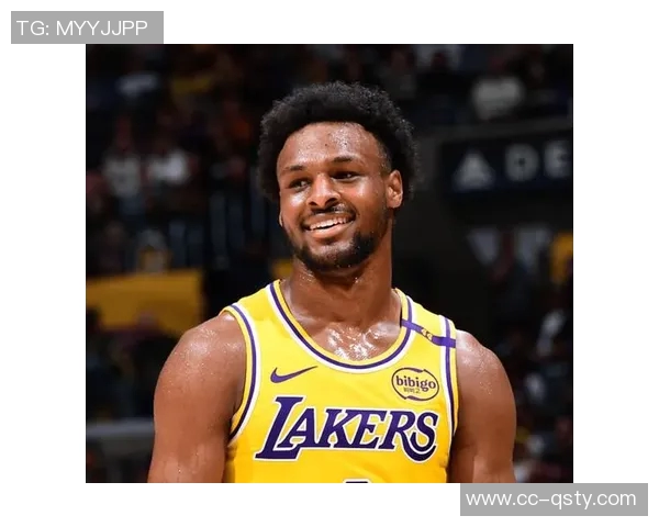 字母哥身穿老詹赠送的23号球衣入更衣室布朗尼球衣成新亮点